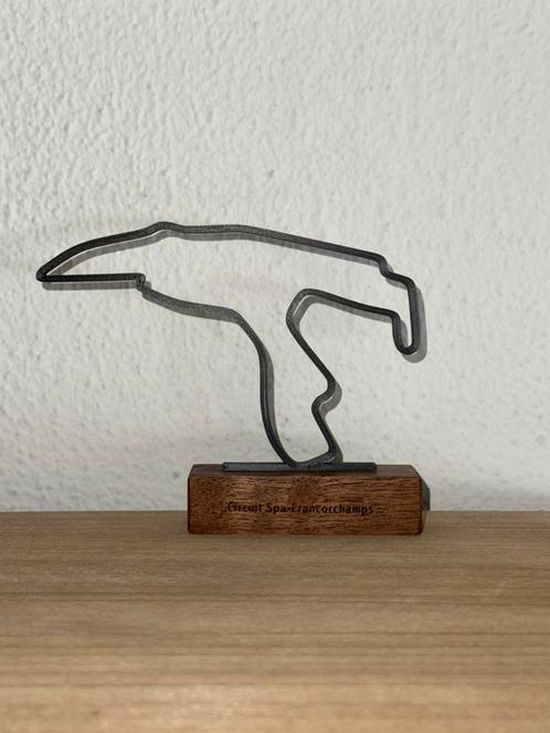 5x F1 circuit beeldjes op blokje hout, Verzamelen, Beelden en Beeldjes, Zo goed als nieuw, Overige typen, Ophalen of Verzenden