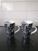2 grote zwarte/witte gebloemde mokken, Ophalen of Verzenden, Zo goed als nieuw, Overige stijlen, Kop(pen) en/of Schotel(s)