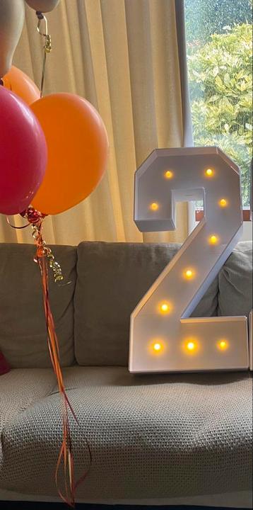 Mega cijfer ‘twee’ voor jouw feest beschikbaar voor biedingen