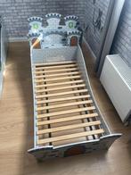 Peuterbed kidkraft kasteel inclusief nachtkastje en lattenbo, Kinderen en Baby's, 70 tot 85 cm, Zo goed als nieuw, Lattenbodem