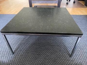 Natuurstenen tafel met twee bijzettafeltjes beschikbaar voor biedingen