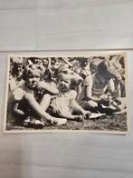 Oude Foto: Prinsesjes op tuinfeest, 1945, Gebruikt, Foto, Ophalen of Verzenden, Voor 1940