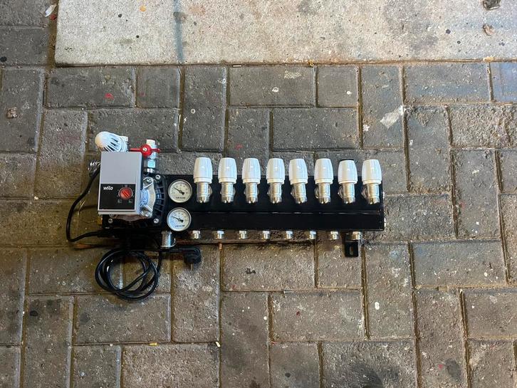 A kwaliteit 8 groepen vloerverwarming verdeler A label pomp, Doe-het-zelf en Verbouw, Overige Doe-het-zelf en Verbouw, Zo goed als nieuw