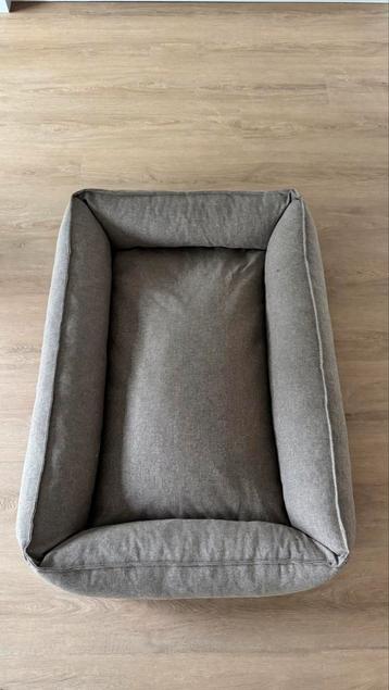 Te koop: grote hondenmand beschikbaar voor biedingen