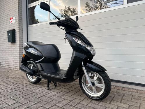 Nieuwstaat Peugeot Kisbee snorscooter. Slechts 2600 KM!, Fietsen en Brommers, Scooters | Peugeot, Zo goed als nieuw, Overige modellen