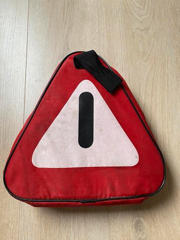 Hulpset voor de auto.  beschikbaar voor biedingen