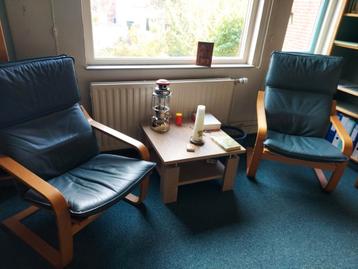 2 leren poangstoelen met tafeltje beschikbaar voor biedingen