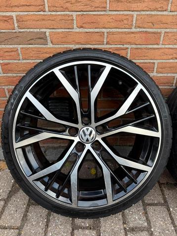 Set 19” VW Santiago velgen + zomerbanden 5x112 Golf 8 R line beschikbaar voor biedingen