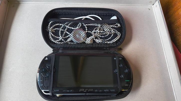 Sony PSP - 1104x inclusief spellen, Spelcomputers en Games, Spelcomputers | Sony PSP, Zo goed als nieuw, PSP, Zwart, Met games