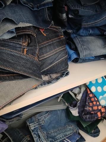 Véél spijkerstof, van spijkerbroeken. Wie wil er RUILEN? beschikbaar voor biedingen