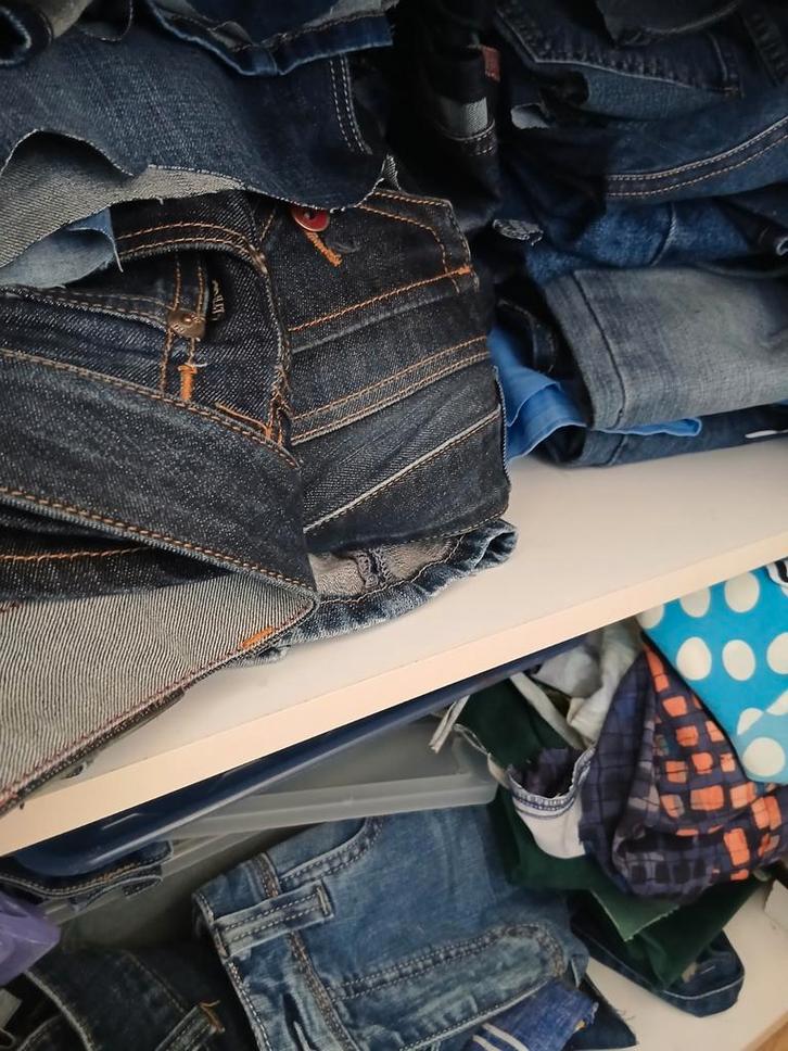 Véél spijkerstof, van spijkerbroeken. Wie wil er RUILEN?, Hobby en Vrije tijd, Overige Hobby en Vrije tijd, Gebruikt, Ophalen