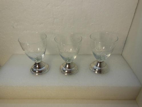 3 x BORREL/LIKEUR GLAASJES met ZILVEREN VOET - OUD BEWERK, Antiek en Kunst, Antiek | Glas en Kristal, Ophalen of Verzenden
