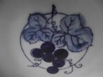 4 wit porselein bordje blauw druifjes 16 cm Japan ook p stuk, Antiek en Kunst, Antiek | Servies los, Ophalen of Verzenden