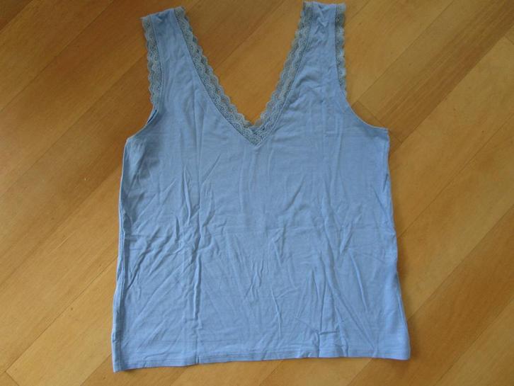 Stradivarius maat L - blauwe top met v-hals en kantrandje, Kleding | Dames, Tops, Zo goed als nieuw, Maat 42/44 (L), Blauw, Zonder mouw