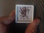 Lot met rode geslepen granaat facet 2mm, Ophalen of Verzenden, Zo goed als nieuw