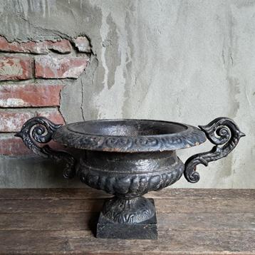 1 Brocante oude gietijzeren vaas met/zonder oor zwart Etage3 beschikbaar voor biedingen