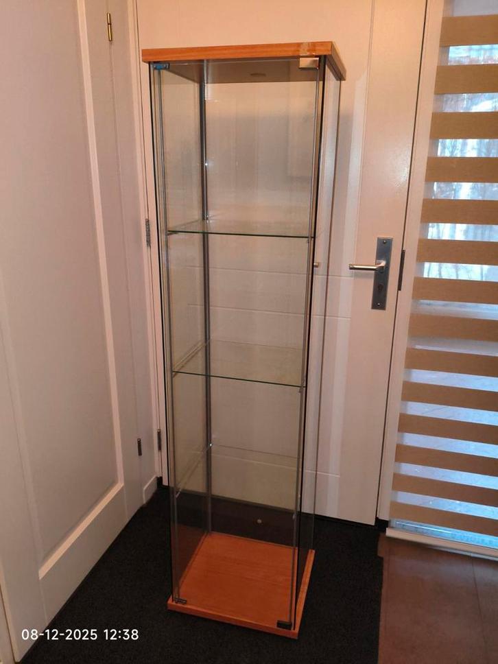 Glazen vitrinekast met houten details, Huis en Inrichting, Kasten | Vitrinekasten, Zo goed als nieuw, 150 tot 200 cm, Minder dan 50 cm