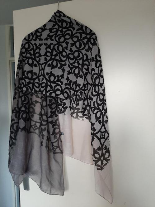 Super mooie Dames Lentesjaal. Maat L.180cm - B.70cm., Kleding | Dames, Mutsen, Sjaals en Handschoenen, Zo goed als nieuw, Sjaal