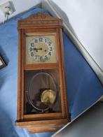 Antieke hangende muur klok, Antiek en Kunst, Antiek | Klokken, Ophalen of Verzenden