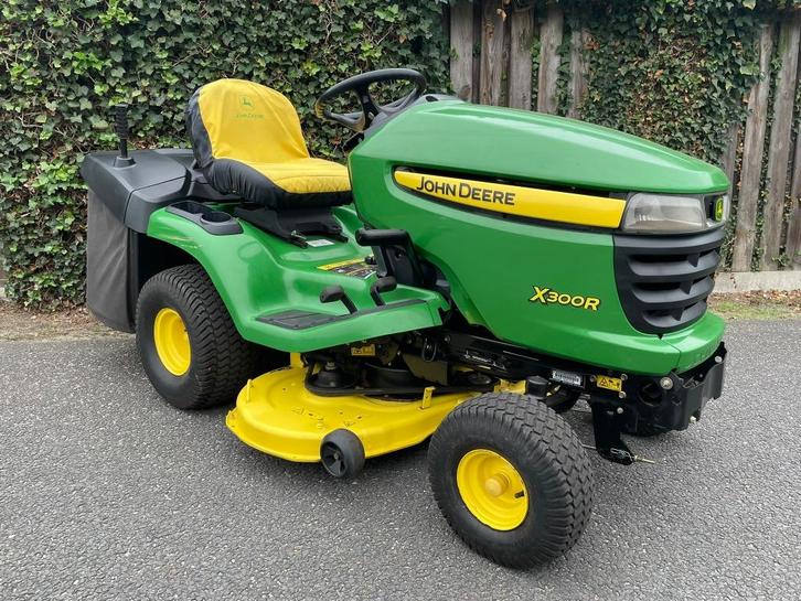 Gebruikt John Deere X 300 R 107 cm 2-cil 18,5 pk, Tuin en Terras, Zitmaaiers, Gebruikt, 90 tot 120 cm, Elektrische starter, Opvangbak