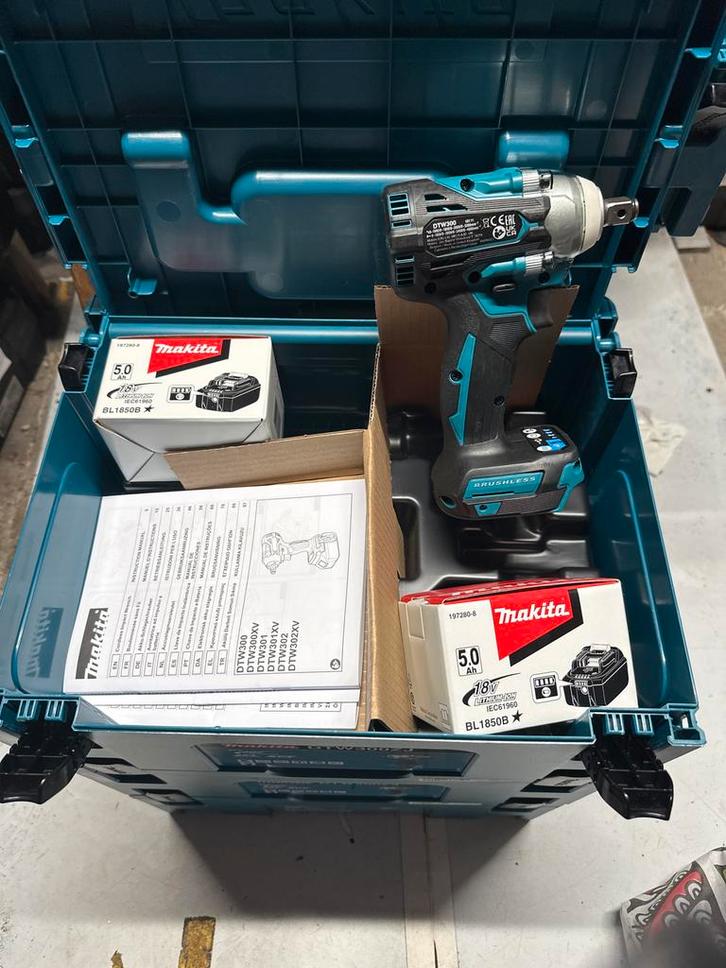Makita DTW300ZJ Nieuw - 2x 5.0Ah Accu + M-Box, Doe-het-zelf en Verbouw, Gereedschap | Overige machines, Nieuw, Ophalen of Verzenden