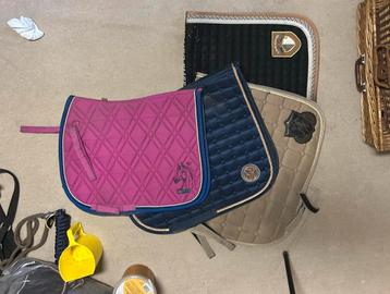 Partij paardrijspullen, dekjes, halsters, etc etc.Regio Uden beschikbaar voor biedingen