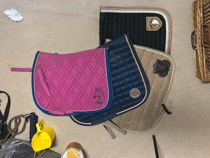 Partij paardrijspullen, dekjes, halsters, etc etc.Regio Uden, Dieren en Toebehoren, Paarden en Pony's | Overige Paardenspullen