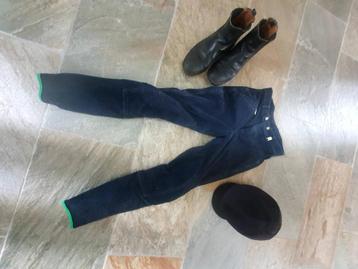 Paardrijbroek, paardrijcap en jodhpurs beschikbaar voor biedingen