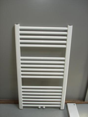 Badkamer radiator 60 cm breed x 97 cm hoog met midden onder beschikbaar voor biedingen