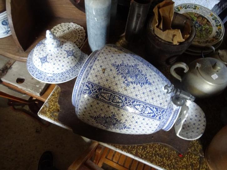 mooi antiek fonteintje op plank en zeepbakje Bruges BFK Boch, Antiek en Kunst, Antiek | Woonaccessoires, Ophalen