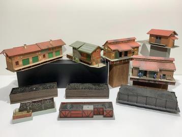 Set van 10 gebouwen aan het spoor *voor H0-spoor* beschikbaar voor biedingen
