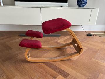 Ergonomische kniestoel beschikbaar voor biedingen