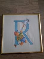 Geborduurde letter R, Huis en Inrichting, Woonaccessoires | Schilderijen, Tekeningen en Foto's, Ophalen of Verzenden, Minder dan 50 cm