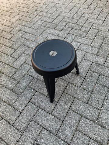 Metalen krukje zwart beschikbaar voor biedingen