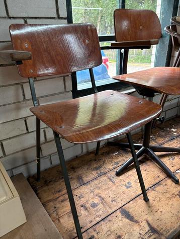 Vintage schoolstoel met armleuningen – industrieel design beschikbaar voor biedingen