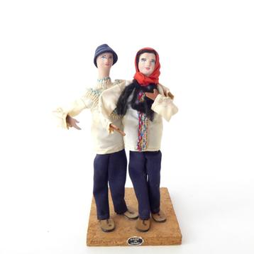 Man en vrouw souvenir voor toeristen uit de jaren 50-60  beschikbaar voor biedingen
