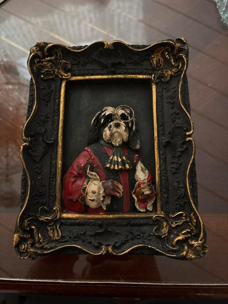 Fotolijstje met hond in kostuum, Huis en Inrichting, Woonaccessoires | Lijsten, Gebruikt, Minder dan 50 cm, Kunststof, Ophalen of Verzenden