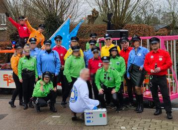 Loopgroep kleurrijke blouses - politiepetten en toebehoren beschikbaar voor biedingen