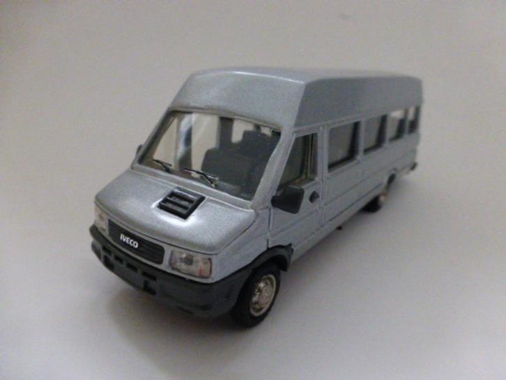 Old Cars Iveco Daily bus lang zilvergrijs, Hobby en Vrije tijd, Modelauto's | 1:43, Zo goed als nieuw, Auto, Overige merken, Ophalen of Verzenden