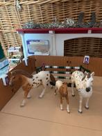 Schleich set  2 paarden 1veulen + hindernis, Ophalen of Verzenden, Zo goed als nieuw