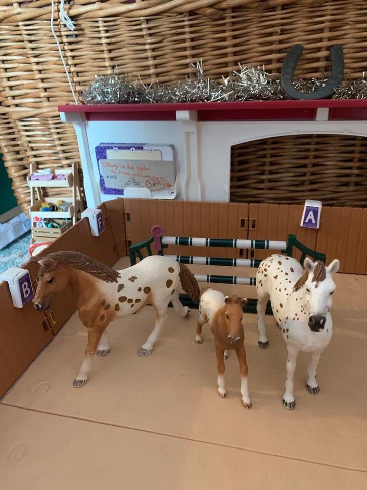 Schleich set  2 paarden 1veulen + hindernis, Verzamelen, Speelgoed, Zo goed als nieuw, Ophalen of Verzenden