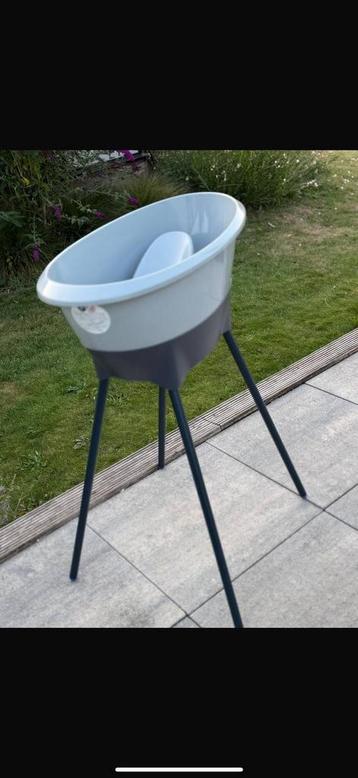 Babybadje met standaard en ligbedden beschikbaar voor biedingen