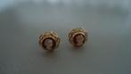 14 karaats gouden oorbellen met schelp camee, Ophalen of Verzenden, Zo goed als nieuw, Knopjes of Stekers, Goud