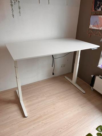 Ahrend elektrisch zitsta bureau wit 140x80