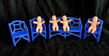 Meubeltjes met poppetjes voor poppenhuis 4 x 3 x 6 cm. beschikbaar voor biedingen