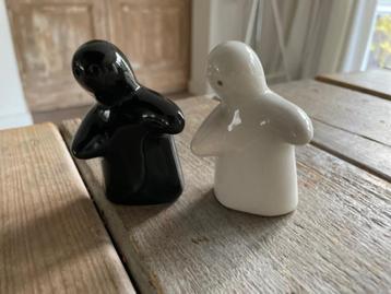 Peper en zout stel porselein Omarming van 2 mensen zwart wit beschikbaar voor biedingen