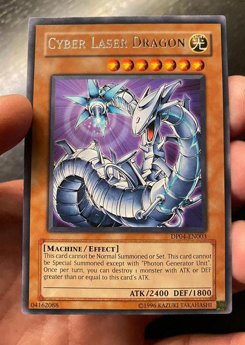 Yu-Gi-Oh! Cyber Laser Dragon DP04-EN003 !, Hobby en Vrije tijd, Verzamelkaartspellen | Yu-gi-Oh!, Zo goed als nieuw, Losse kaart