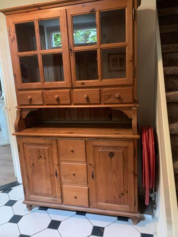 Houten buffetkast met glazen deuren beschikbaar voor biedingen