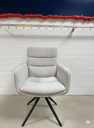 Stijlvolle stoel (draait automatisch terug) beschikbaar voor biedingen