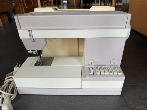 Pfaff Tipmatic 1051 naaimachine met ingebouwd boventransport, Hobby en Vrije tijd, Naaimachines en Toebehoren, Zo goed als nieuw